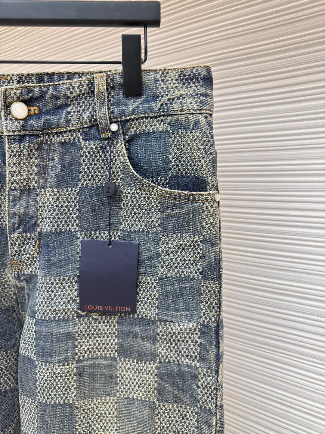LOUIS VUITTON Yellow checkerboard denim trousers ●Authentic product: purchased and developed by 12899 ●Item number: 1680609-B80 ●Fabric: denim fabric ●Technology: jacquard production ●Version: fitted version ●Weight: about 825 grams ●Size: 30-32-34-36 ●Description: The fabric is integrated into 3D Damier jacquard, a classic plaid pattern combined with 3D jacquard technology, is a process of weaving three-dimensional patterns on the fabric through a loom. Fading and distressing effect, this fabric uses sand washing process and special dyeing technology. The natural wear and fading effect of the denim after washing makes it look more retro and historical. The overall wiring is straight and delicate, the fabric is comfortable and soft, and the color is consistent without color difference. It can be matched with the same style to create a fashionable look and control various occasions. Customized accessories, complete with three standards, same style for men and women!